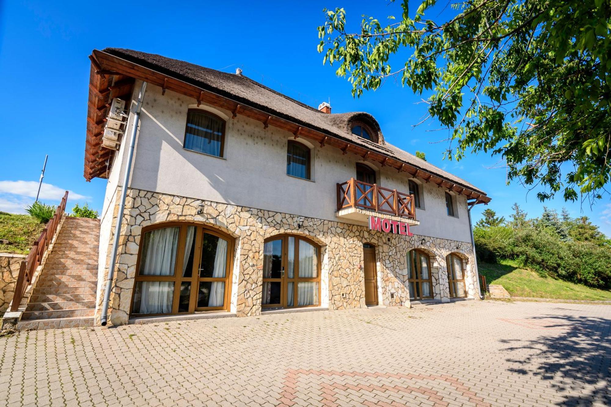 فيلينس Tekergo Motel Es Etterem المظهر الخارجي الصورة