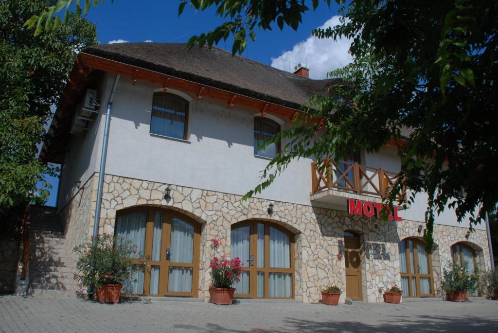 فيلينس Tekergo Motel Es Etterem المظهر الخارجي الصورة